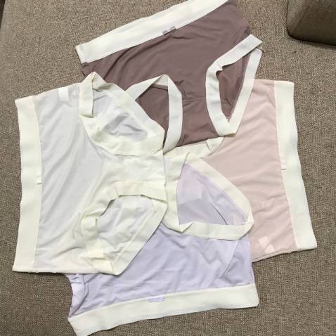 Quần chất liệu su lạnh mịn, rất mỏng và nhẹ. Cạp và viền mặc thoải mái ko bị hằn . Mùa hè chắc sẽ rất thích vì thấy mát lắm . Mua luôn 2 set mặc dần thay là vừa. Shop cho nhiều mang khác nhau xinh xỉu luôn. Rất hài lòng về cách đóng gói của shop cho túi zip và đóng hộp nhìn rất lịch sự. Nhận hàng mà cứ như nhận quà tặng ý. Rất có tâm.