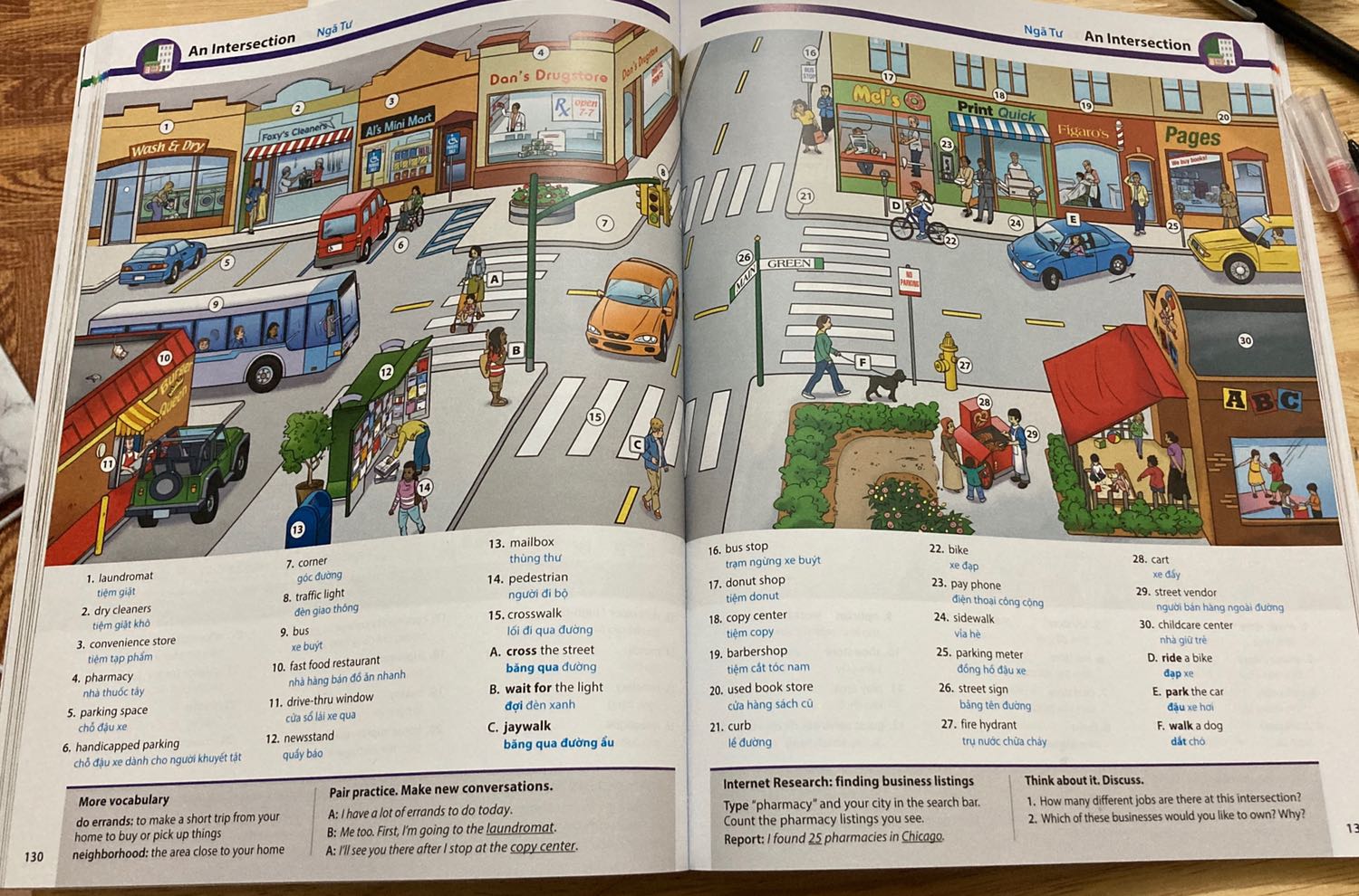 Fahasa giao hàng siêu nhanh trong mùa dịch, mình đặt sách 30/8 mà 1/9 đã nhận hàng. Tuy nhiên mình thấy sách in năm 2017 chứ không phải 2018, không có màng co bao quanh như mấy bạn khác review, tuy nhiên sách vẫn rất mới và đẹp, nên không vấn đề.