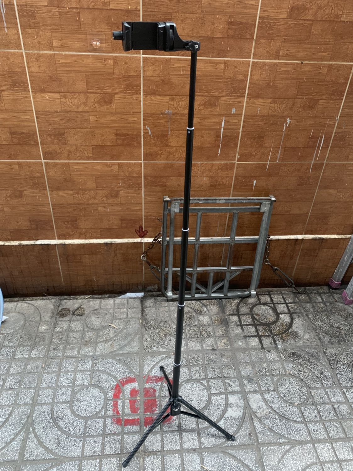 Chất lượng sản phẩm tuyệt vời , rất tiện mang đi du lịch , có kèm túi đeo ,remote chụp ảnh từ xa rất nhạy, shop hỗ trợ nhiệt tình , giao hàng nhanh , mình rất hài lòng