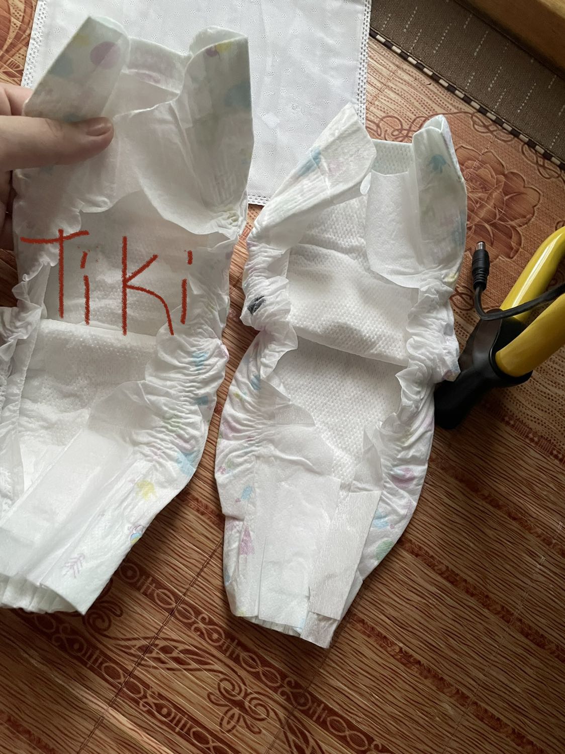 Mình mua 1 của tiki và của 1 shop khác thì 2 loại rất khác nhau. Của tiki mùi nhựa k thơm như trước mình mua với lại mỏng hơn. K bít có phải do lô sản xuất khác nhau hay k? Mình mua 1 của tiki và của 1 shop khác thì 2 loại rất khác nhau. Của tiki mùi nhựa k thơm như trước mình mua với lại mỏng hơn. K bít có phải do lô sản xuất khác nhau hay k?