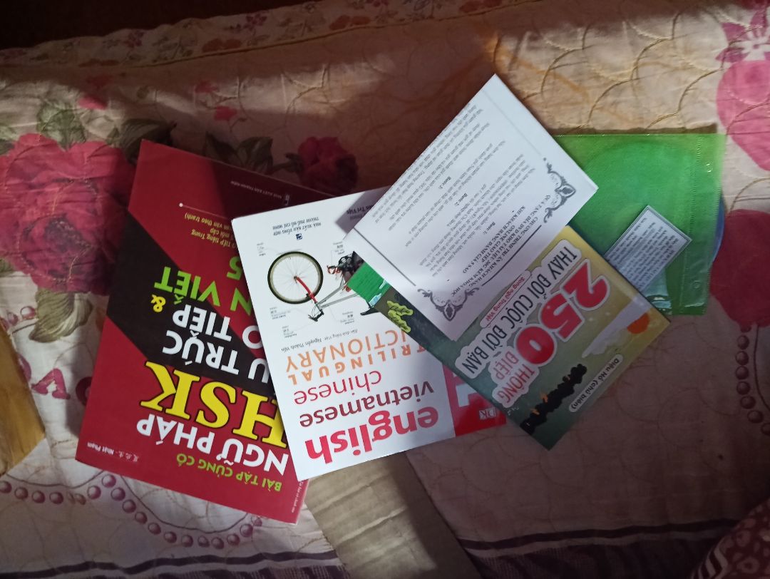 mở ra ko ngờ còn đc tặng thêm một cuốn sách nhỏ nữa, sách rất đẹp, ok la lắm nên sẽ ủng hộ tiếp ạ😅