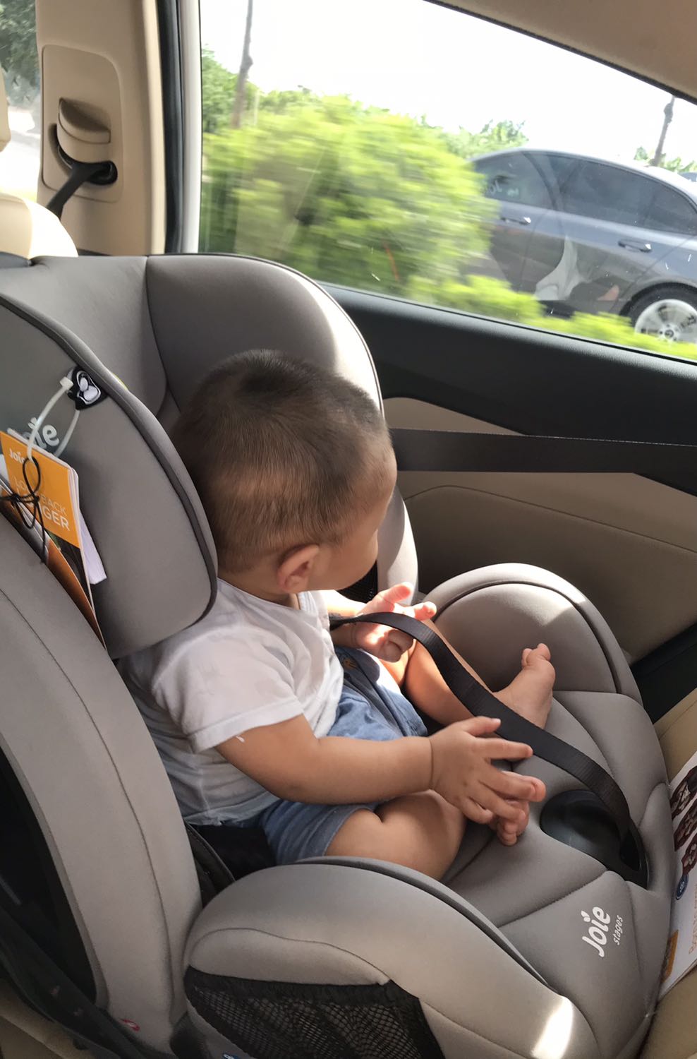 Mình k hiểu sao thùng hàng của mình mua mới mà hộp đã bị rách rồi, sản phẩm bên trong thì k có bọc túi cẩn thận. K biết có phải hàng trưng bày k nữa. Ngả k sâu lắm, e bé ngồi tạm ổn