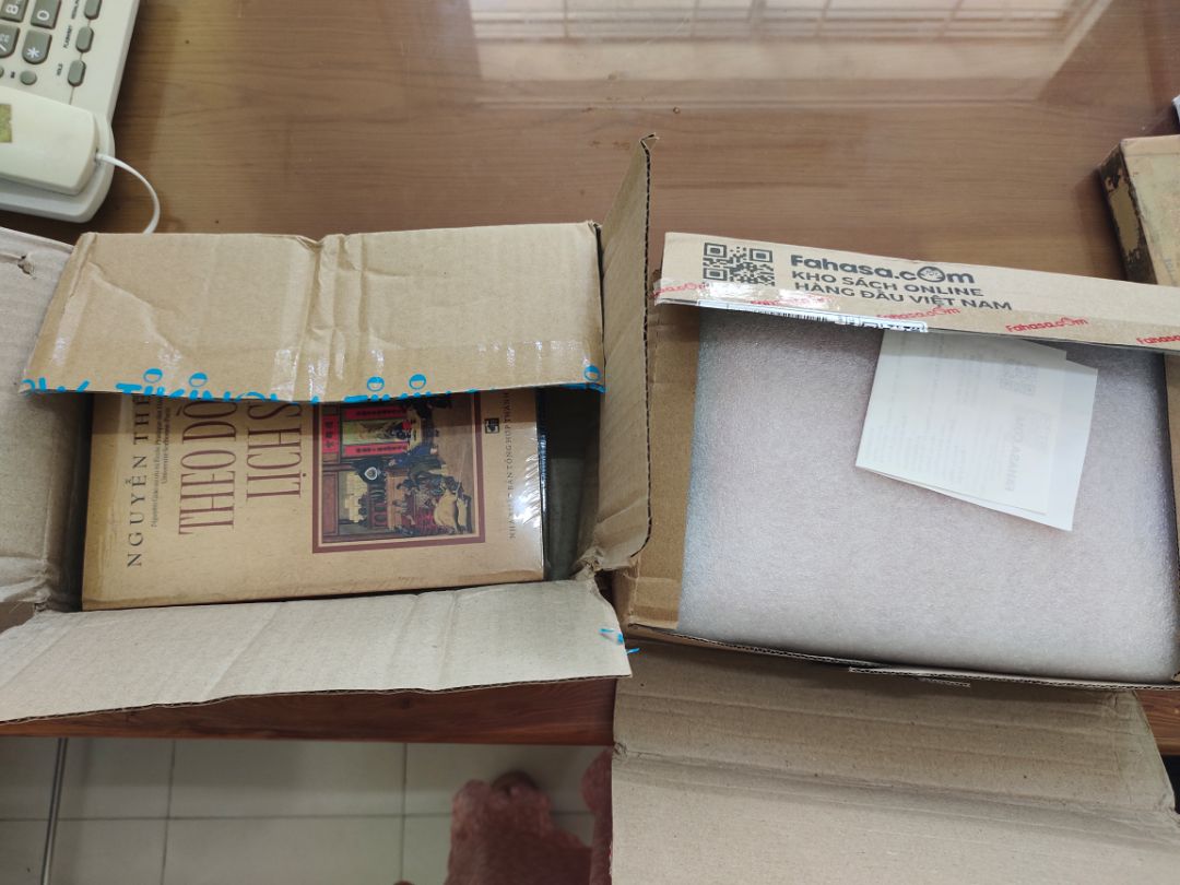 Sách rất đẹp, nhưng Tiki đóng gói chán quá. Hộp carton mỏng, đến tay người nhận là bị méo rồi. Lần này chưa ảnh hưởng đến sách nhưng các lần trước có bị. Gửi hình so sánh với cách gói hàng của nhà Fahasha