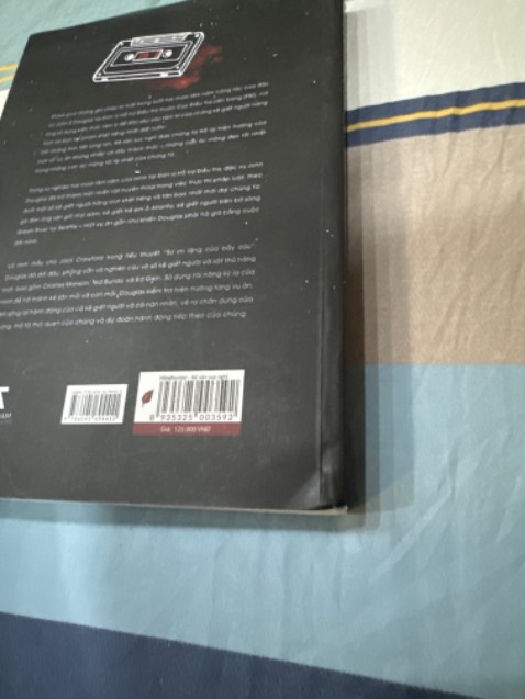 Sách bị móp góc và thêm vài chỗ khác nữa