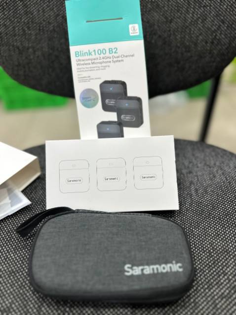 Micro saramonic 100 B2 này dòng mới khá ưng, bản này dùng cho 2 người, tương thích máy ảnh DSLR, máy quay phim, máy tính bảng, điện thoại. Thời gian sử dụng lên đến 10 giờ quá ưng.