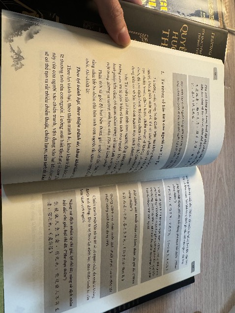 nội dung chưa đọc nhưng cực kỳ ưng ngoại hình nha, bìa cúng mịn cầm nó rất chắc tay sướng cực, bên trong thiết kế trang cũng đẹp có tranh thuỷ mặc cổ dưới mỗi trang, hình thức ơn như này giá quá đẹp