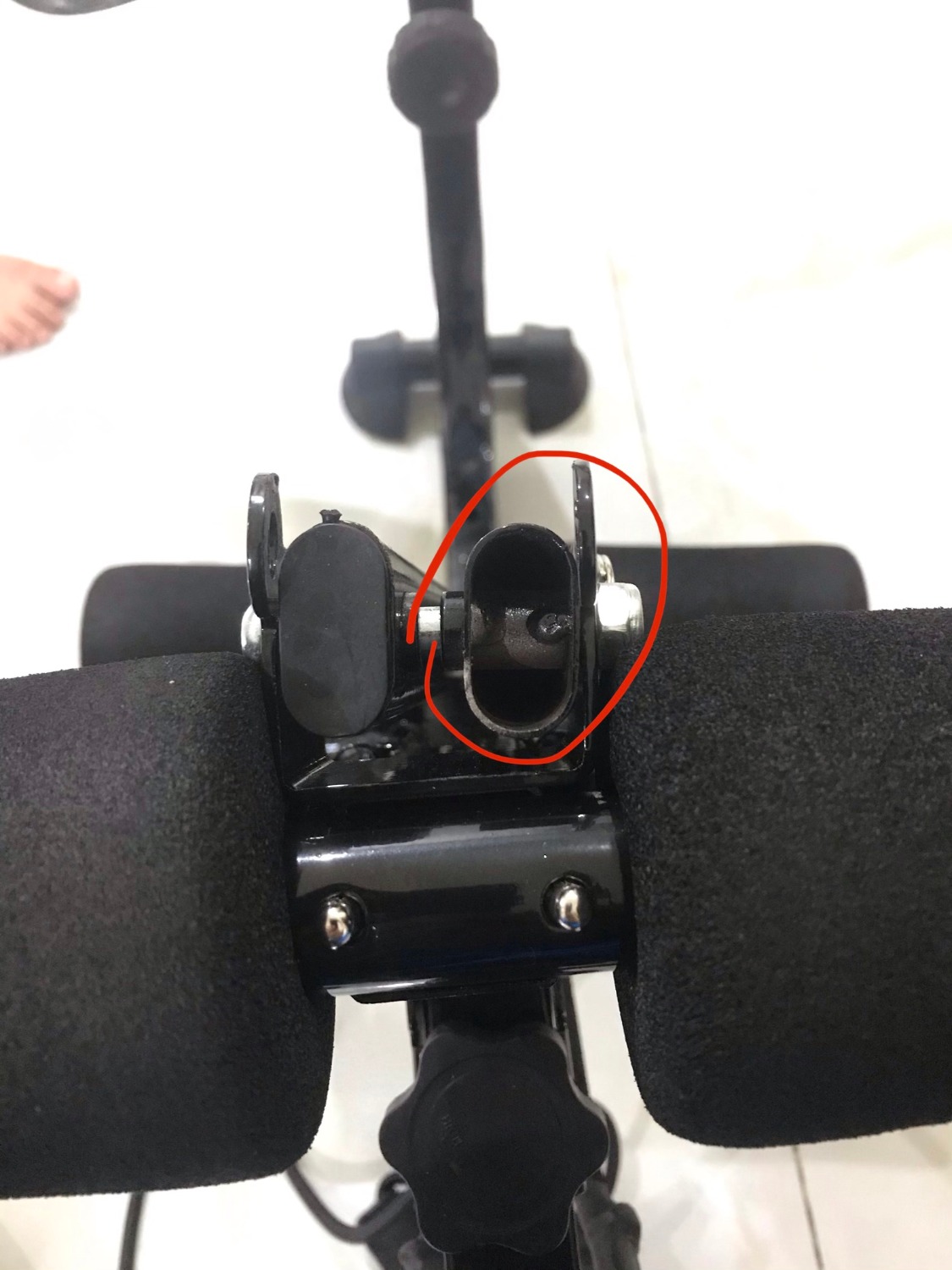 - Đóng gói sản phẩm kém (so với rất nhiều sản phẩm tôi từng mua từ Tiki)
- Sản phẩm giao thiếu linh kiện, bị cong móp, vỡ và bong tróc
- Không sách hướng dẫn
- Không có bất kỳ giấy tờ liên quan thông tin bảo hành sản phẩm