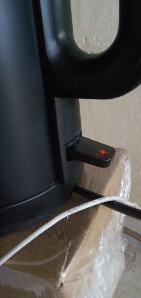 Ấn tượng ban đầu là hộp cực kỳ chắc chắn là dầy dặn, bên trong có xốp cứng chống va đập. Bình dung tích 1,8 lít thoải con gà mái, màu đen nhám rất thuận mắt, sang hẳn cả góc bếp. Đun nước thì nhanh khỏi nói, ko biết có tốn điện không cơ mà thấy tiện lắm, bật cái 30s sau là sôi ùng ục. Nắp mở nhẹ nhàng ko bị bật cái tưng như cái ấm cũ mình mua. Quá ok