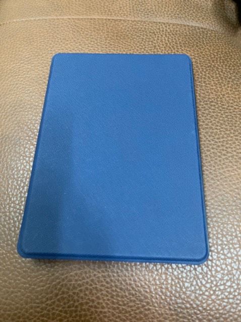 Hình ảnh xoay ngang đọc chữ to hơn, nhưng phần nội dung 1 trang sẽ chia thành 2 phần, phải nhấp 2 lần mới hết trang. Xoay dọc thì chữ đầy một trang sách nhưng đổi lại chữ khá nhỏ. Tốc độ phản hồi thì có phần chậm, ai xài MTB quen rồi thì sử dụng kindle phải làm quen với độ nhạy chuyển hình chậm này. Đăng nhập và chuyển tải file qua máy khá nhanh, đọc ban đêm rất ổn, dùng chung với bao da thì máy sẽ nặng hơn 1 tí, còn ko có bao thì siêu nhẹ, ko sợ mỏi tay khi cầm lâu.