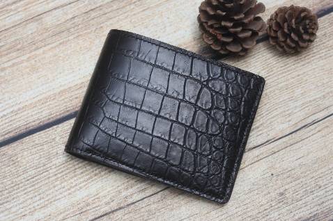 Hàng chuẩn đẹp như hình, cá sấu thật 100%
Ví rất đẹp, Hộp đựng sang trọng thích hợp làm quà tặng