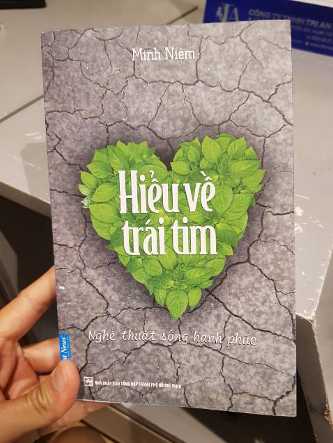 Sách này rất hay, cuốn sách làm thay đổi suy nghĩ của bản thân rất nhiều để cảm thấy vui vẻ hạnh phúc hơn. Có điều góp ý với nhà xuất bản là đọc chưa hết cuốn thì đã bị rớt mấy trang sách ra, dán keo dở quá. Trừ 1 sao cho NXB chứ nội dung sách thì ok.