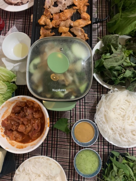 Gọn nhẹ. An toàn. Hơi ít chế độ chút xíu nhưng làm nóng nhanh lẹ, đều. Nướng ít khói. Chống dính tốt.