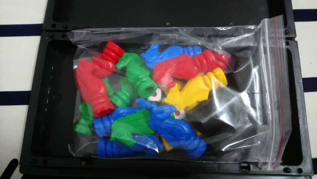 Bộ này hơi nhỏ cho nhà nào muốn mua về chơi cả nhà nha, với mình thì bé xinh cũng ok. Hộp đựng là đường đi cho mấy quân cờ, mấy quân cờ thì bằng nhựa, cầm cũng chắc tay, xí ngầu có vài cái hơi lem nhưng mà đổ cũng ổn.