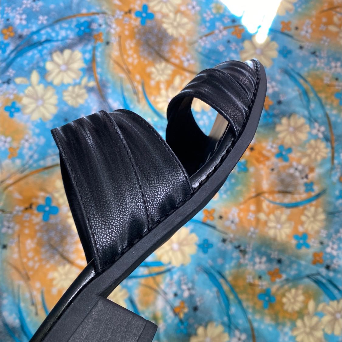 Giày giống mô tả, quai mềm, sắc sảo, mang nhẹ và êm chân.