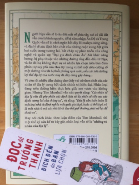“Nói nhanh cho vuông, đây là một trong những cuốn sách hay nhất về địa chính trị bạn có thể tưởng tượng: đọc nó cũng giống như một nguồn ánh sáng rọi vào tâm trí của bạn… Marshall có cái đầu mạch lạc, sáng suốt và sở hữu một năng lực gần như thần bí là có thể làm cho bức tranh toàn cảnh trở nên dễ hiểu và mạch lạc… Cuốn sách này, bao quát một chủ đề phức tạp như vậy, thật kinh ngạc là tôi đã không thể buông cuốn sách cho tới khi đọc xong… Tôi không thể tìm ra một cuốn sách nào khác có thể giải thích tình hình thế giới hay hơn.” - Nicholas Lezard (Evening Standard)
   Trên là trích dẫn nhận xét của người ta, còn mình thì thấy nói hơi quá. Đồng ý rằng đây là cuốn địa chính trị khá hay. Thích hợp để tìm hiểu tình hình Nga, Nato, và bla bla hiện nay.