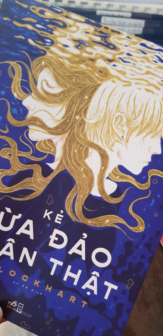 Jule thích là trung tâm của câu chuyện nhưng lại không thích là chính mình ...
Quyển sách khiến mình phân vân nhiều nhất khi mua, nhưng nội dung lại lôi cuốn vượt ngoài mong đợi. Điều khiến mình thất vọng duy nhất là sách không còn được mới nữa :< but it doesn't matter that much :