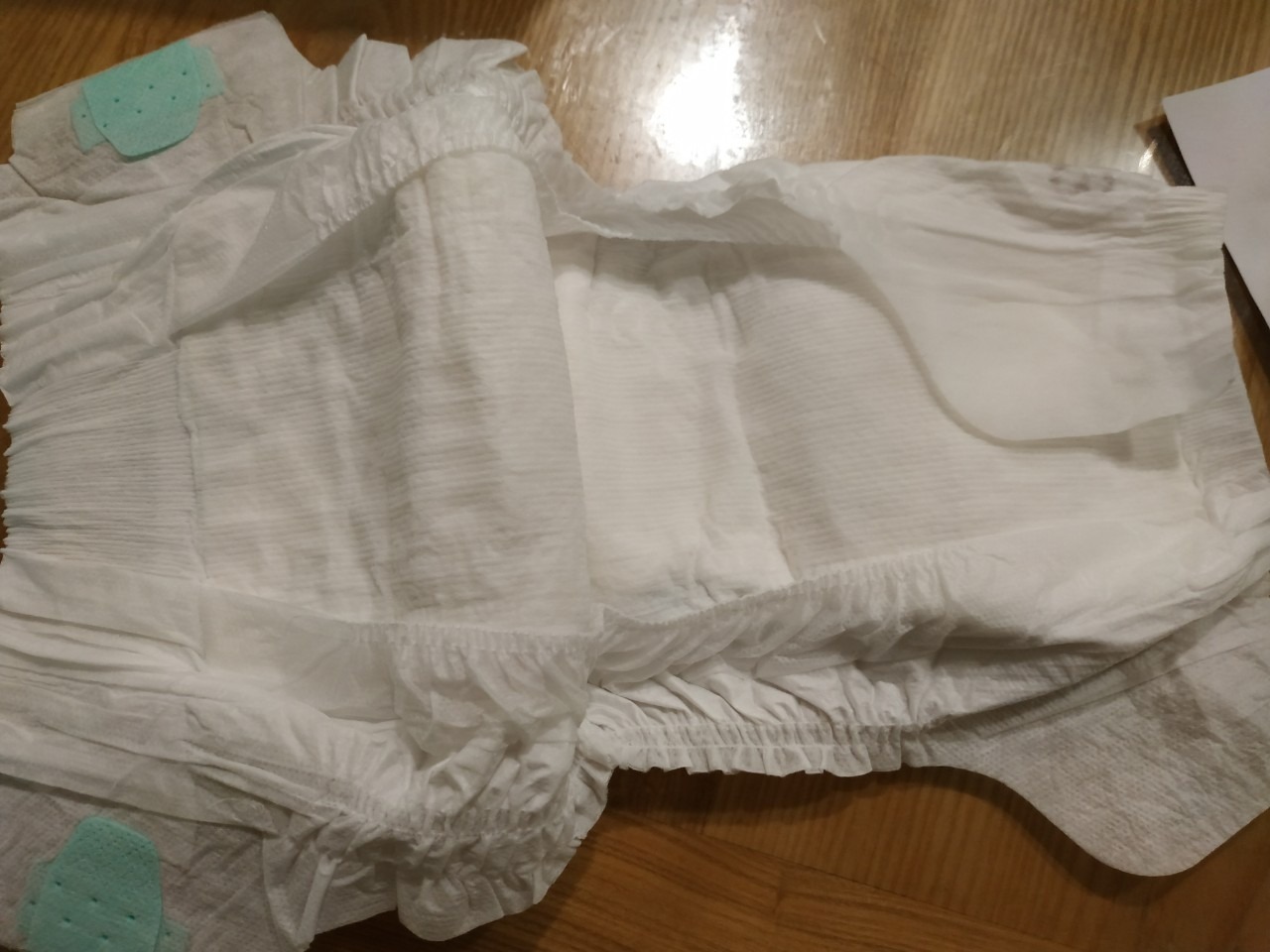 Bé nhà chỉ xài Moony , Tiki mới giới thiệu dòng Natural mới nên rất quan tâm đến sự khác biệt so với dòng trước đây đang xài. Nhận định đúng là dòng cao cấp hơn: mỏng, mịn, mềm hơn. Lưng thun của Moony vốn dĩ khá ok nhưng dòng này lưng thun mềm mại hơn so với dòng thường. Độ thấm hút thì có thể bằng or hơn nếu xét thêm độ mỏng của tã. Mặt bông tã thì rõ ràng khác biệt, tuy không có chuyên môn đánh giá được về kỹ thuật - chất liệu organic. Sản phẩm mới, giá cũng tương đối cao hơn dòng thường nên cũng muốn review cho các mẹ bỉm quan tâm thêm thông tin.