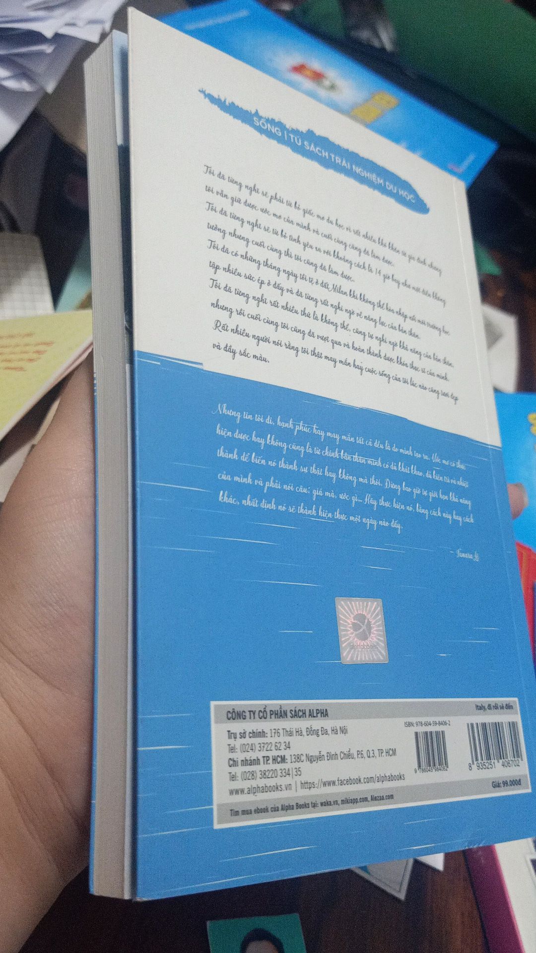 Mình biết đến tựa sách này lâu rồi. Lần lữa mãi sau đấy biết đến chị tác giả tham gia show truyền hình Vợ Chồng Son, lại lật đật kiếm xem và thấy 2 vợ chồng đáng yêu quá nên quyết định hốt luonn cùng với mấy quyển khác. Gu đọc sách của mình đều là những cuốn trải nghiệm cuộc sống ở nước ngoài nên đối với mình Italy Đi Rồi Sẽ Đến rất đáng để đọc luon nha.