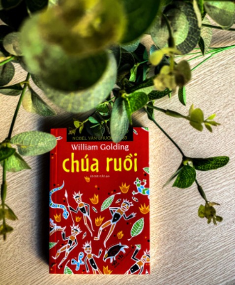 Những đứa trẻ đáng ra nên trong sáng, nên chỉ biết đến niềm vui và được chăm sóc, lại phải đối mặt với thực tế nghiệt ngã tàn khốc. Ở những dòng cuối cùng, cậu bé Ralph đã phải bật khóc, “khóc than cho sự thơ ngây đã chết và lòng dạ đen tối của con người”.