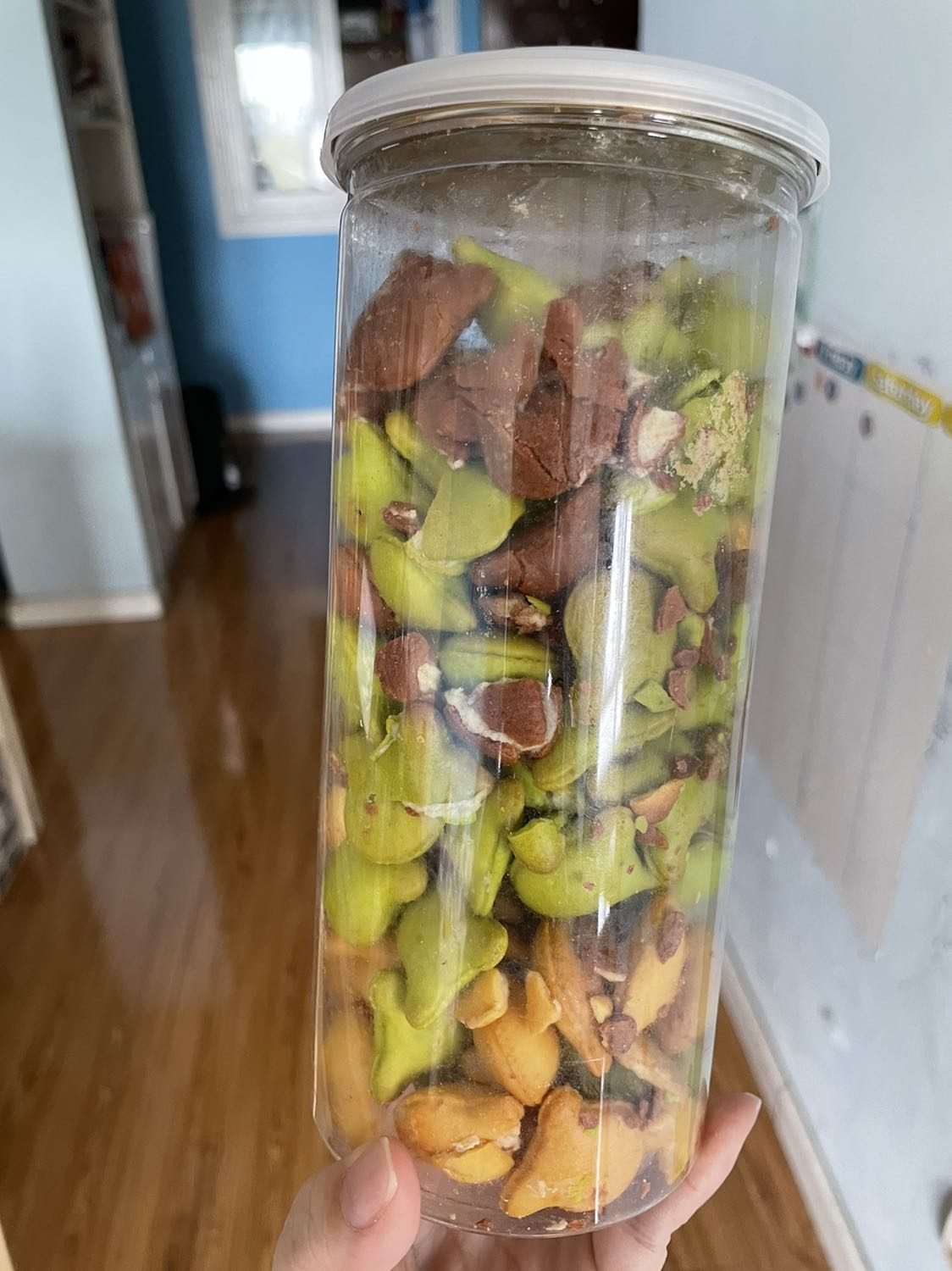 Nhà bán giao hàng bánh dễ vỡ mà không chèn giấy hay xốp gì cả, giao tới thì bể khá nhiều như hình. Bánh thì ăn cũng ok, ko quá ngọt. Nhân viên giao hàng kém thân thiện, giãn cách mà cứ yêu cầu khách phải ra tận nơi nhận, dù mình đã trả tiền rồi và nhờ ảnh bỏ vào thùng xốp :( Nhà bán giao hàng bánh dễ vỡ mà không chèn giấy hay xốp gì cả, giao tới thì bể khá nhiều như hình. Bánh thì ăn cũng ok, ko quá ngọt. Nhân viên giao hàng kém thân thiện, giãn cách mà cứ yêu cầu khách phải ra tận nơi nhận, dù mình đã trả tiền rồi và nhờ ảnh bỏ vào thùng xốp :(