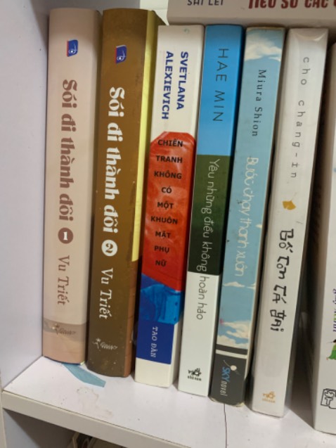 Hàng giao về còn nguyên vẹn nha đóng gói cũng khá kĩ nè. Đặc biệt nhắc lại 100 lần là phải mua về đọc liền nha mng ơi vì em nó siêu đỉnh siêu mê siêu hay hay hay luôn ấy ạ