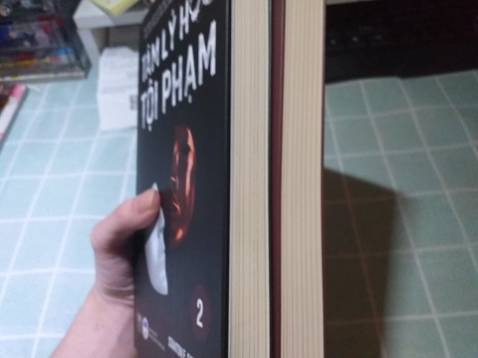 sách của fahasa thì khỏi phải bàn rồi, chất lượng rất tốt. Đơn mình mua hộp giao đến vẫn y nguyên ko bị móp méo gì, giá cả lại rất rẻ (rẻ hơn những shop khác rất nhiều nha, mình đã đi tìm cuốn này từ *** đến tikki thì thấy chỗ này là ngon bổ rẻ nhất đó) hơi buồn vì ko có seal thay vào đó là shop đã dùng bao nilong và bao lại cho mình. thấy sách này đc review khá hay nên mình mua về để đọc xem như thế nào khà khà. nên mấy bạn nếu thích hoặc tò mò về cuốn này thì có thể mua thử về đọc sao nhé.( à quên hình như sách ko cho bookmark thì phải tại mình chả thấy nó đâu huhu)