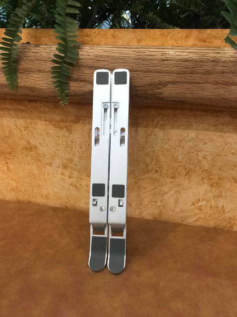 Hợp kim nhôm nên sản phẩm rất đẹp, chắc chắn, góc cạnh rõ nét, có thể gấp gọn cho vào túi nhỏ xinh, tiện mang đi công tác. Có nhiều mức độ cao thấp để điều chỉnh phù hợp với tầm mắt và tay đánh máy của mình, chất lượng thì quá tốt rồi, tiếc là ko có nhiều màu để lựa chọn. thanks shop. 5 sao