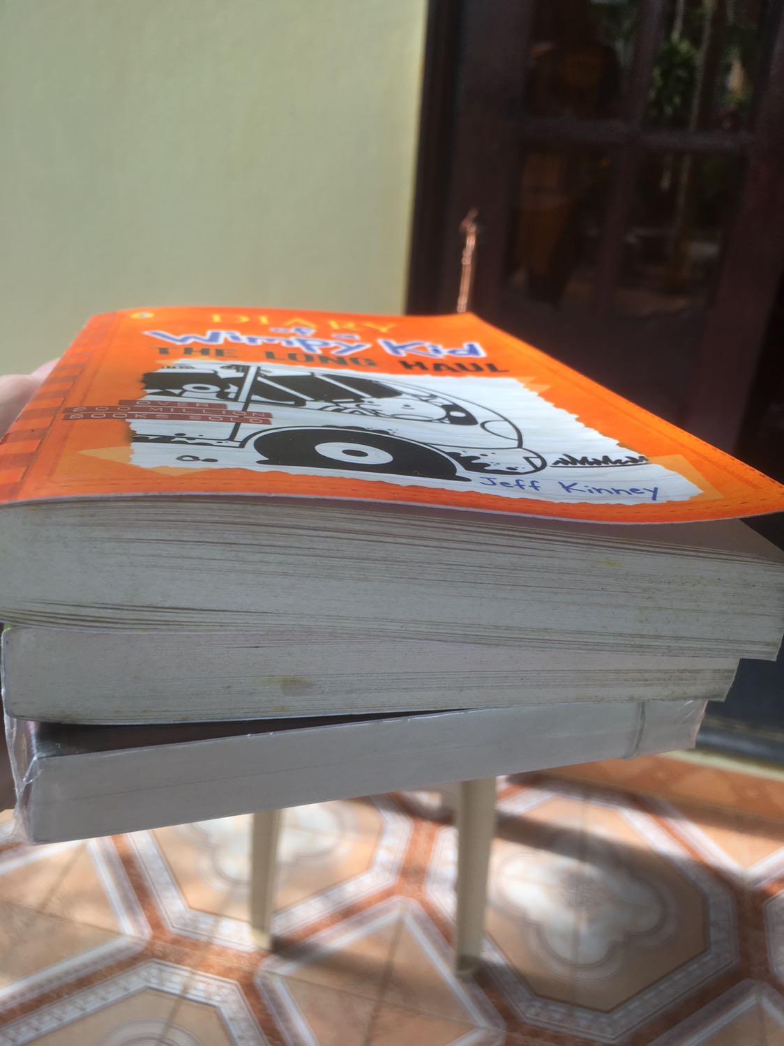 Hàng giao nhanh. Tuy nhiên bên kho tiki nên cẩn thận hơn trong việc bảo quản sách. Mình mua 3 cuốn nhưng 2 cuốn ko có bao và bị bám bụi, giấy xốp nên hút hơn ẩm vào làm sách bị phình lên, giấy còn có nhiều vết ố nhỏ và mùi sách tồn kho đã lâu. Mình vừa nhận xong đã phải bỏ vào tủ hút ẩm rồi đè sách nặng lên mới phẳng được.