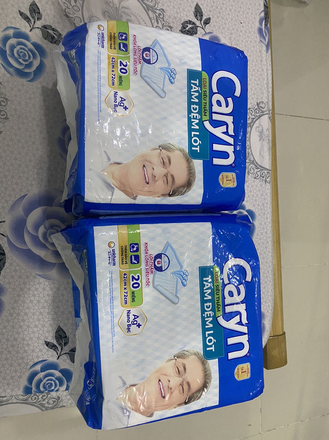 Shop gói hàng chỉ bọc miếng màng mỏng bên ngoài, mở ra kiểm tra thì sản phẩm bên trong ko bị rách nhưng như vậy cũng ko cẩn thận lắm, mong shop cân nhắc lại. Mình canh sale mua đc giá tốt cho 02 gói 20 miếng, hi vọng chất lượng ổn. Giao hàng hơi lâu nhưng thông cảm vì mùa dịch căng thẳng.