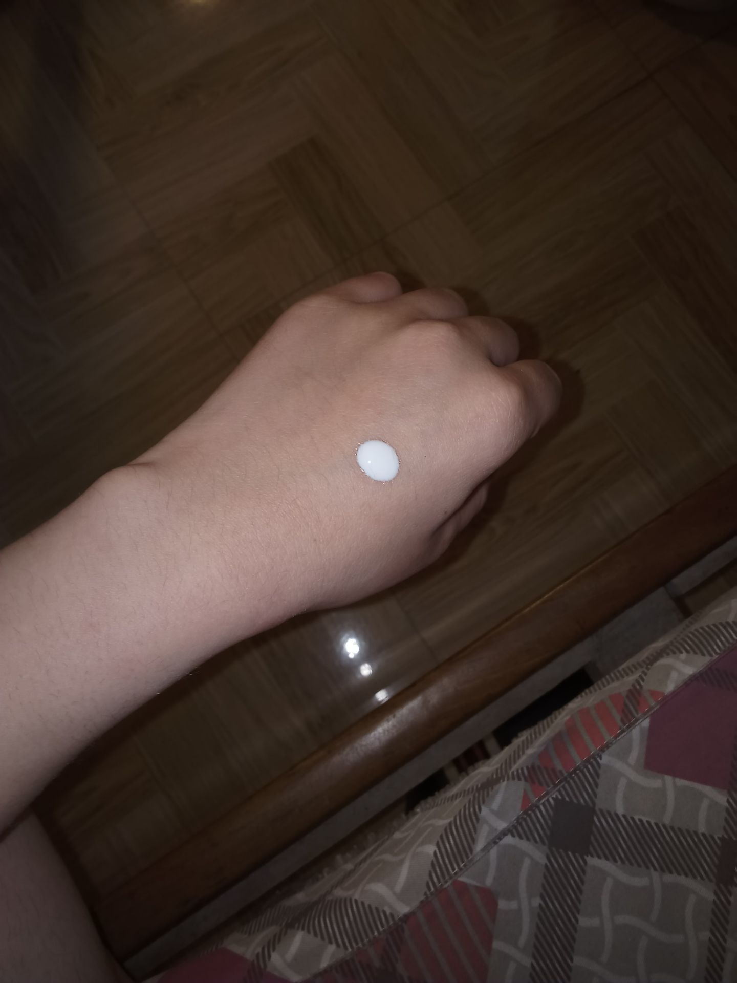 đây là một loại kcn dùng ngon, bổ, rẻ luôn ý ạ. Lúc đầu thoa có hơi bóng nhưng dạng sữa nên thẩm thấu vào da cũng nhanh lắm luôn. Ns chung là rất ưng luôn á. Tiki đợt này xử lí đơn hàng hơi lâu một xíu nhưng bù lại bác giao hàng NJV rất có tâm và thân thiện, mua hàng Tiki cx đã 3,4 năm nay nhưng lúc nào cx rất ưng nhất là chất lượng dịch vụ và thái độ của bác giao hàng hihi.