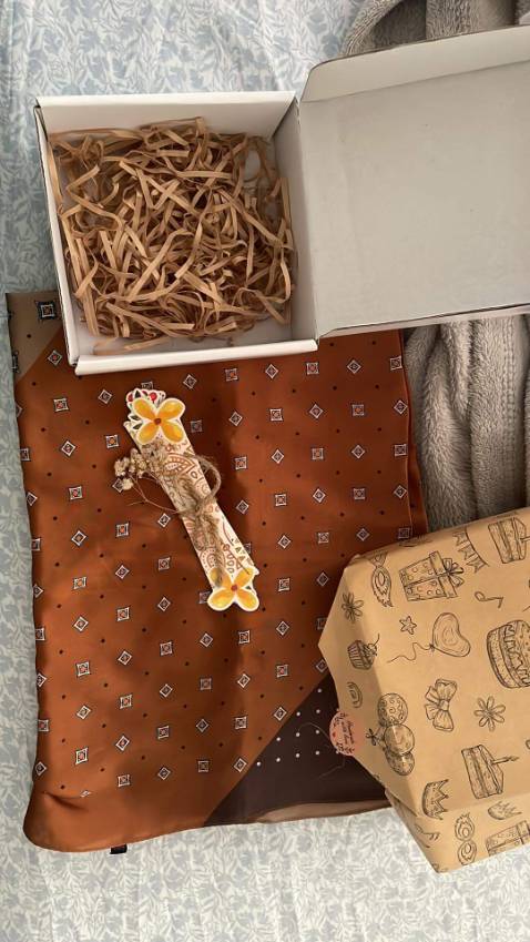 Vải lụa mềm. Họa tiết đẹp, tuy nhiên vải hơi mỏng và đường may ko sắc sảo