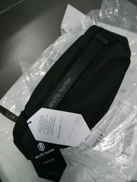 Giao hàng nhanh gọn. Túi chắc chắn và rất nhiều ngăn. Công nhận quá tiện cho dân làm ăn lớn. Chứa 2 cọc tiền 200tr vẫn ổn.