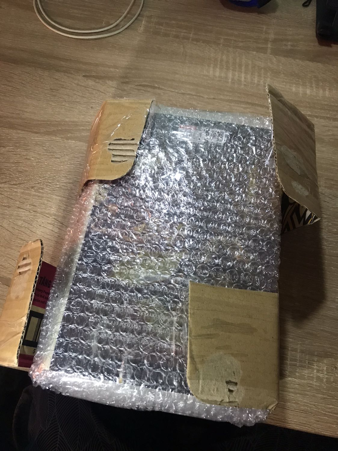 Shop đóng gói rất kỹ mình ưng ý! Tuy sách hơi lỗi vài trang do khâu cắt nhưng không sao mình xử lý dc! Cảm ơn shop nhé!