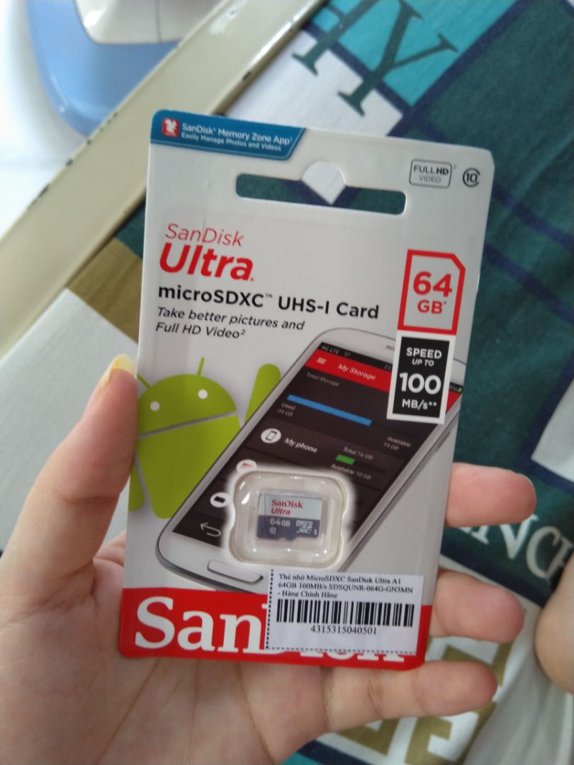 Cover của thẻ có một vết cắt, được dán tem đè lên. 
mặc dù dán tem nhưng hoàn toàn có thể lấy thẻ nhớ ra mà không cần bóc.
Không hiểu hàng của official store sao lại vậy