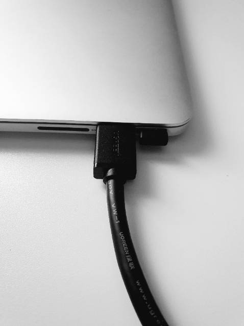 Kết nối macbook pro với màn dell tốt. Dây to nhìn chắc chắn tiện lợi khi cuốn hẳn so với mấy loại dây dẹp
Ae edit video nên mua