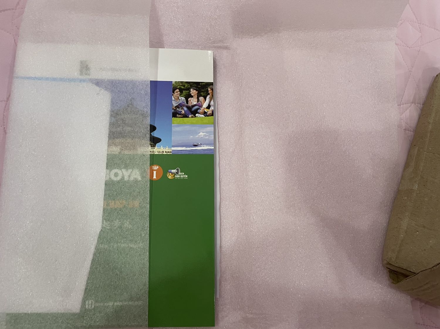 Mình đặt hàng hôm 21 và nhận hôm 26/5. Shop bọc sách khá kĩ, mở ra vẫn còn mới, tuy nhiên góc sách(?) bị cong, còn lại vẫn ok