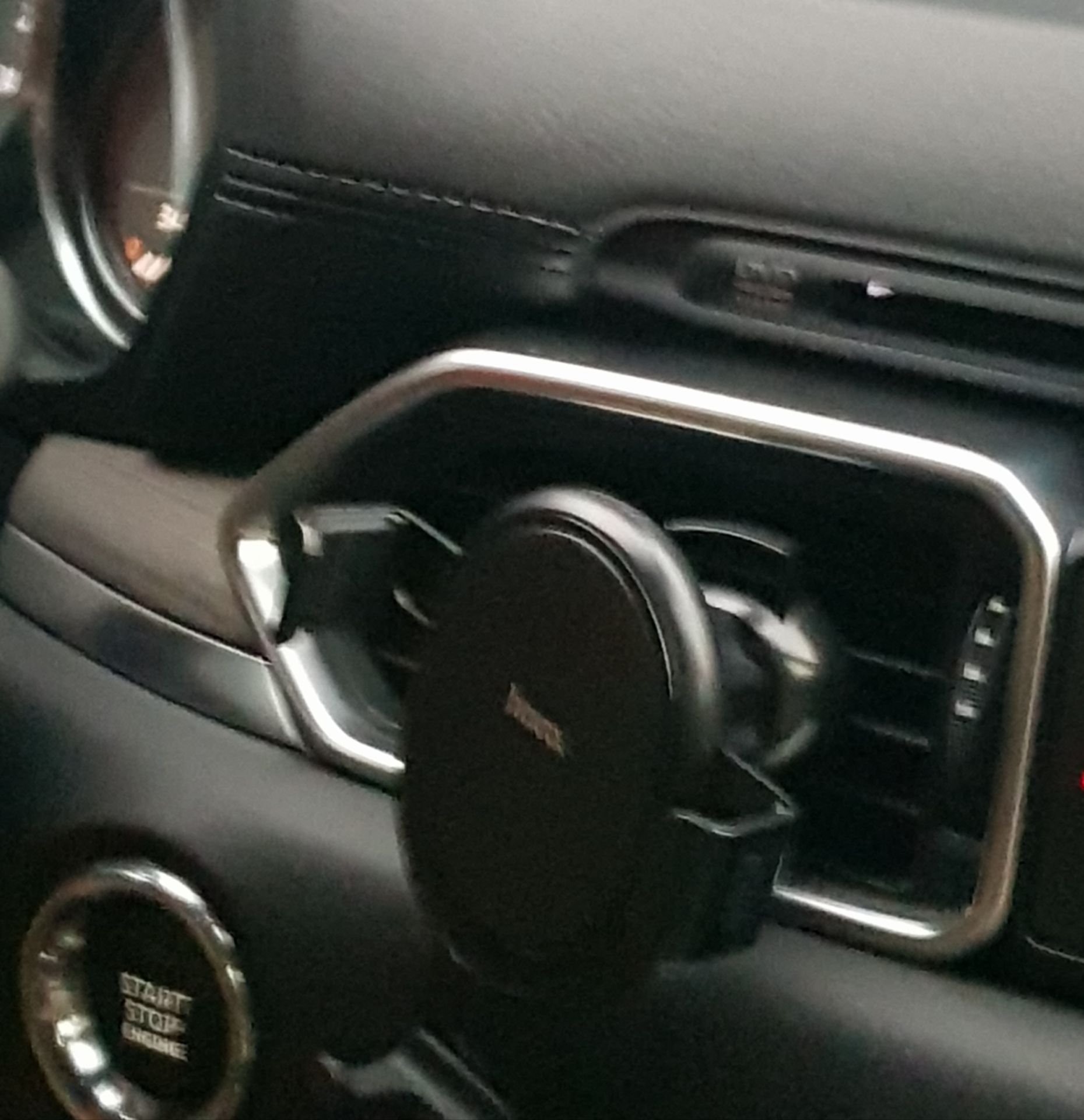 hơi lỏng lẻo, ko thấy sp giá đỡ đt được tặng kèm như quảng cáo, nhìn chung vẫn dùng được. shipper nhiệt tình vui vẻ thân thiện,  thanks all