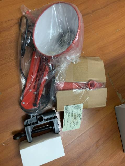 Đèn cực kì chất lượng và cực kì chắc, toàn bộ thân đèn đều làm bằng nhôm tạo sự chắc chắn cực kỳ, bóng đèn xin xò, chắc nhắn, kẹp bàn bao chắc chắn nên không sợ lung lay hau đổ bể