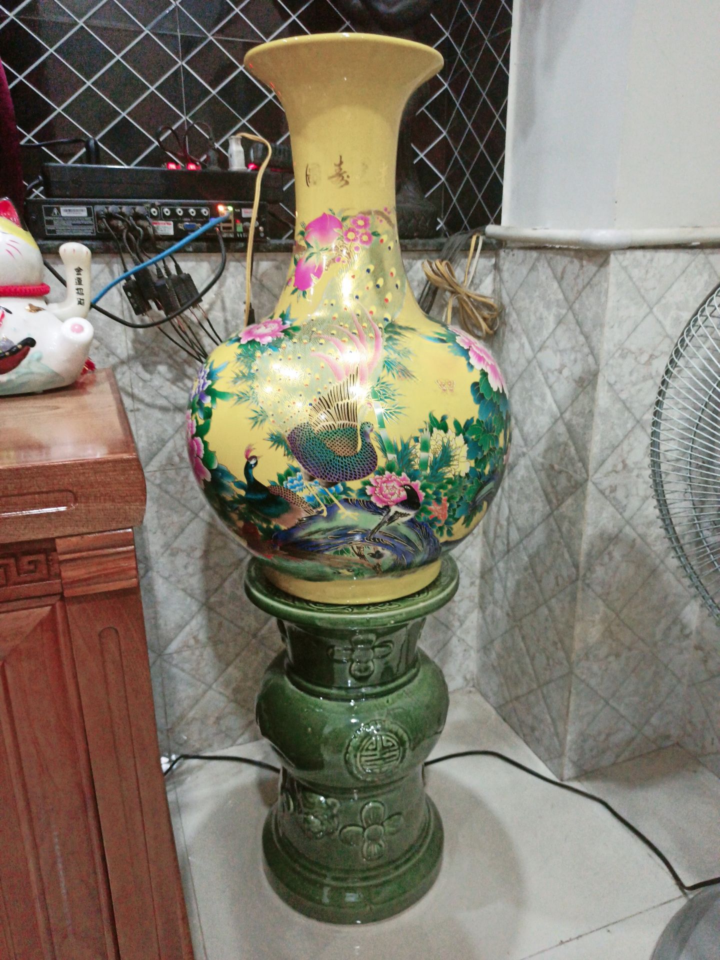 Đôn rất đẹp, chắc chắn, sắc nét, màu xanh lá nhã nhặn ! Đôn rất đẹp, chắc chắn, sắc nét, màu xanh lá nhã nhặn !