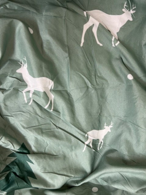 Vải in đẹp, màu sắc và hình đúng mẫu.
Nên ủi trước khi sử dụng vì vải hơi nhăn, giặt nhanh khô, cảm giác cũng không tệ lắm
Trải thì thấy hơi căng, có lẽ nên đặt size bự hơn dự kiến nếu ưa kiểu trải thoải mái
Giao hàng nhanh, tính mua bộ này và 1 bộ 1 màu phân khúc cao hơn cùng của shop mà ko hiểu sao bước chốt cứ tách đơn giao, thử thêm bớt hàng hoài cũng không nhập đơn được nên mệt quá ko đặt bộ kia nữa