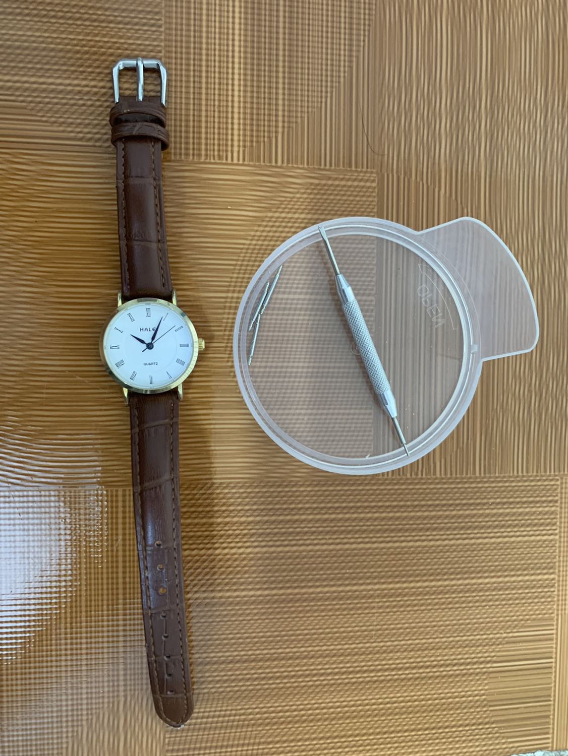 Giao hàng nhanh, shipper lịch sự, ngoài dây da đồng hồ còn có tặng kèm dụng cụ để thay dây. Nói chung ổn trong tầm giá.