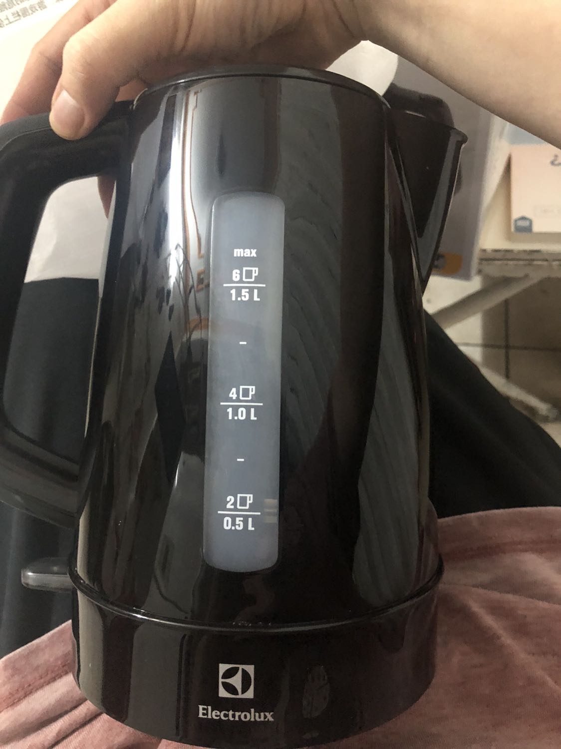 Mới khui hộp , chưa sử dụng , nhìn chung hàng còn nguyen vẹn, tiki đóng gói kỹ.  Điểm trừ ,là hàng có bụi mịn bám quanh ấm, tiki cần lưu ý vệ sinh máy cho khách nhé.
Tuy nhiên hay mua hàng tiki , thì tiki bảo hành và hỗ trợ sau bán hàng rất tốt, vi thế vẫn cho 5 sao.