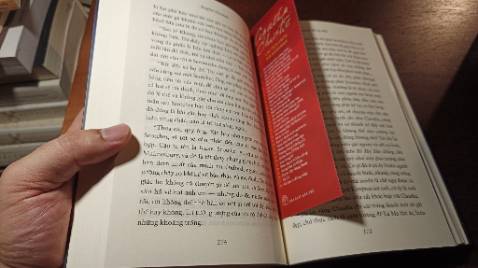 Áo quan đóng nắp - Sophie Hannah
(Viết theo phong cách truyện trinh thám phá án Agatha Christie)

#koolj_book_review

Sách dày, chữ bé. Ko thấy lỗi chính tả. Một số cụm từ dịch khá khó hiểu: thoát thân..

Phải tới cỡ trang 135 mới có án mạng. Xong manh mối của Kẻ giết người có lẽ ai chú ý đọc chi tiết sẽ ở trang 67.

Sách dày ,412 trang, xong có lẽ tới trang 275 bạn có thể đoán ai là thủ phạm gây án.
.
.
Câu chuyện xảy ra trong một biệt thự. Án mạng xảy ra vì đầu độc. Và những kẻ tình nghi cũng đều ở trong nhà

Tóm lược: Phu nhân tử tước Playford - Athie, công bố chúc thư. Tối đó hiện diện: anh chàng thư ký ốm yếu Scotcher và y tá Sophie, các con gái Claudia và hôn phu Kimptom, con trai Harry và vợ Dorro, thanh tra  Catchpool, Poirot, đại diện hãng luật Gatheclose và Rolfe, kèm quản ra Harret, hầu gái Phylis.

Chuyện bắt đầu từ đây khi bà Athie tuyên bố để lại gia tài cho thư ký Scotcher, một ng ốm yếu, và đc báo 2-3 tuần tới sẽ có thể qua đời. Sau khi tuyên bố chúc thư, có nhiều tranh cãi, từ các con, từ các quan khách ở đó.
.
.
Tới trang 135 án mạng đã xảy ra, ko ai khác là thư ký Scotcher. Và từ đây thẩm vấn của Poirot bắt đầu.

- Scotcher bị gậy đánh vào đầu tử vong. Xong khám nghiệm thì cho ra kết quả: bị đầu độc. Và thực tế Scotcher ko bệnh tật gì cả

- Poirot phát hiện ra đây là vụ án sát hại nạn nhân theo cặp. Và các động cơ và manh mối thủ phạm sau:

- Với Rolfe tình cờ nghe đc chuyện hai kẻ một nam một nữ bàn chuyện về "áo quan mở nắp"

- Với Gatheclose, có vẻ người này co động cơ khi muốn được làm thư ký thay thế cho Scotcher

- Với Sophie, đã  bị cho là nói dối và, thực sự Scotcher đã chết trc đó

- Với Harry và Claudia, cũng có nguyên cớ, do cả hai đêù ko đc chia tài sản

- Với Dorro hay Kimptom, đều là ng ngoài, Kimptom giàu có sẵn, có lẽ ngoại phạm. Dorro thì có thể hỗ trợ chồng gây án.
.
.
Vậy ai là thủ phạm, anh chị em tìm.đọc tiếp.
.
.
Điểm hay: cấp độ tầm trung, cũng khá dài dòng khi lập luân nhiều tình nghi trong khuôn viên hẹp kiểu: Quân bài trên mặt bàn; Sau tang lễ; Án mạng sông Nile; Ai giết ông Ackroyd...

Điểm chưa hay: dài dòng; lối viết ko sáng tao hay ngã ngửa như: Ai giet ông Ackroyd, nhiều chỗ viết khá sơ hở, ai tinh ý sẽ biết ngay thủ phạm từ trang 67. Manh mối xuyên về quá khứ, không đắt như: Con mèo giữa đám bồ câu; Vọng lâu tử thần; Nữ thần báo oán; Hẹn với thần chết...

#agathachristie