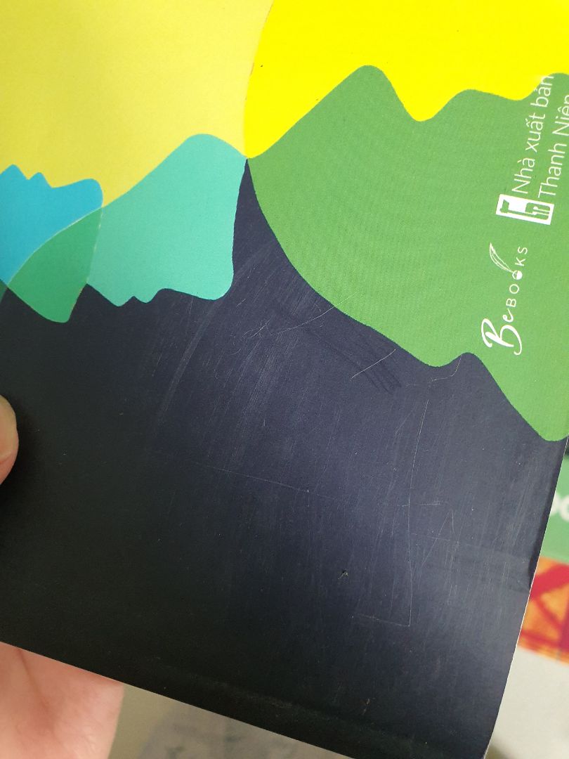 em mua 2 cuốn mà sách không bao bọc kĩ, để có mấy lỗi nhỏ như này. với cả sách nó bị trầy nhìn như sách cũ