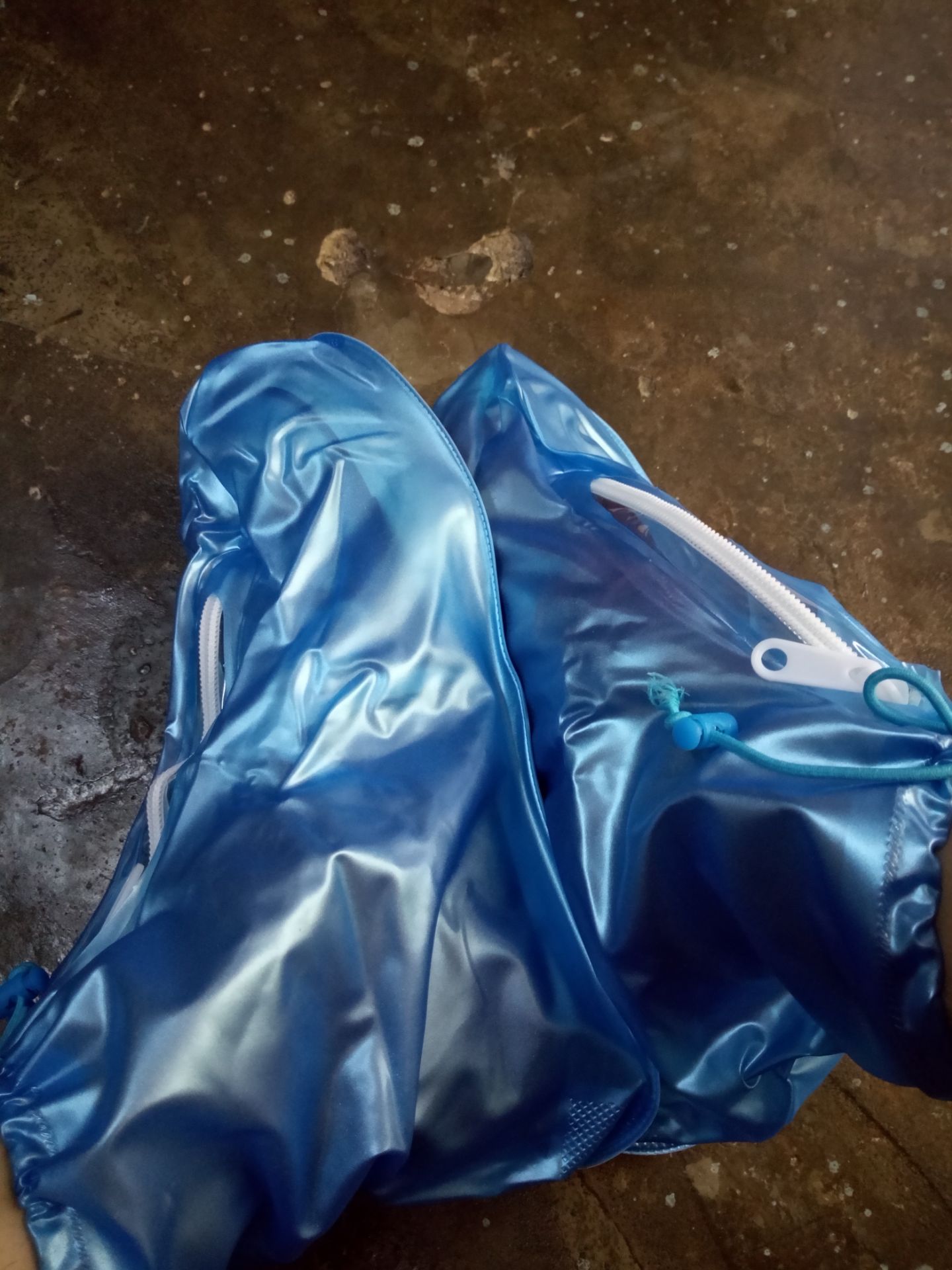 Không để size cho tiện khách hàng chọn. Mua về mở ra thấy size 38-39 hú hồn, nhưng không sao size giày mình 37 cũng tạm ổn, rút dây trên cổ ủng lại là được, không rộng lắm. Chỉ tiếc không để size thôi!