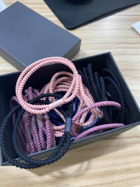 Màu sắc nhu, co giãn ban đầu hơi cứng nên chắc bền lâu hơn những sp khác, mối nối chưa dùng nên chưa biết được lâu không, mới mở hộp thì có mùi hôi khó chịu