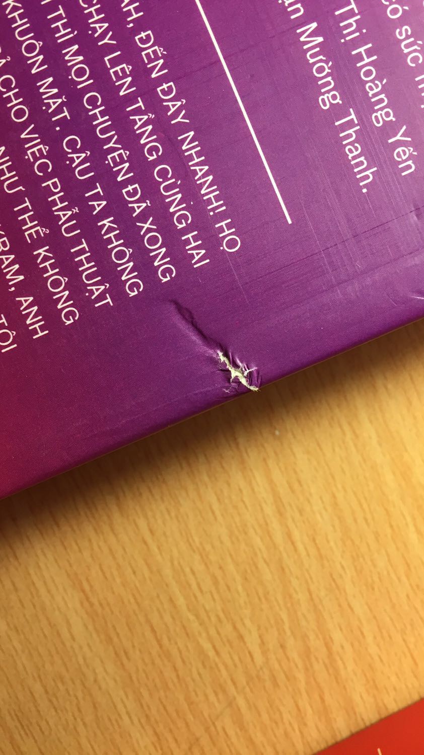 Mình thấy rất không hài lòng về lần giao hàng này sách đã giao lần 1 nhưng giao là quyển cũ lần 2 do mình ko để ý kỹ nên đã nhận và về về nhà phát hiện ra bìa sau bị rách chất giấy rởm dù 555 trang nhưng cầm rất nhẹ