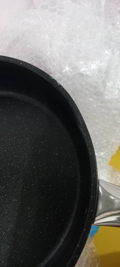 Chưa mở ra đã thấy lòi ra như dì là thấy có điềm, mở ra thì bị móp, vẫn dùng được. Nhưng đơn trước cũng bị móp nên không ổn lắm