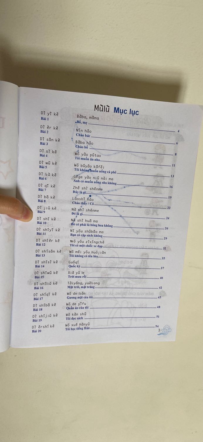 Sách bài tập này chủ yếu dành cho bé đã biết đọc chữ cái la tinh. Toàn bộ cuốn sách không có chữ Hoa, chỉ toàn phiên âm. Ba mẹ nào biết tiếng rồi có thể mua về dạy mẫu câu căn bản cho bé nhỏ.