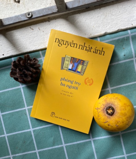 Trong mỗi chúng ta, đều tồn tại một nỗi tự ti, nho nhỏ hoặc lơn lớn, là bên ngoài (ngoại hình, cơ thể) hay bên trong (tư duy, tính cách).
    Nhưng khiếm khuyết đó luôn xứng đáng để được ta nhìn nhận và trân trọng nó, biến nó thành ưu điểm hay chỉ đơn giản là “điều bình thường”.
_
Sách mới được gói nilon. Dạng nhỏ tiện lợi bỏ túi mang theo.